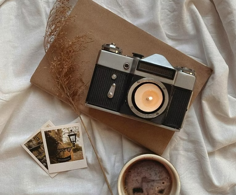 Appareil photo vintage avec photos et café