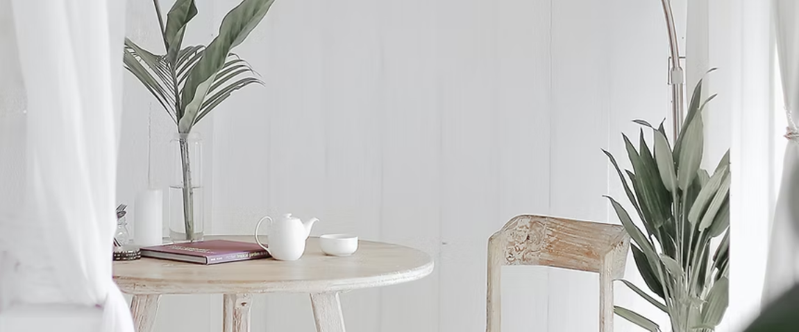 Bureau minimaliste pour consultations individuelles