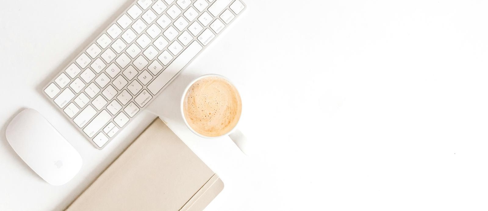 Ordinateur avec café et carnet